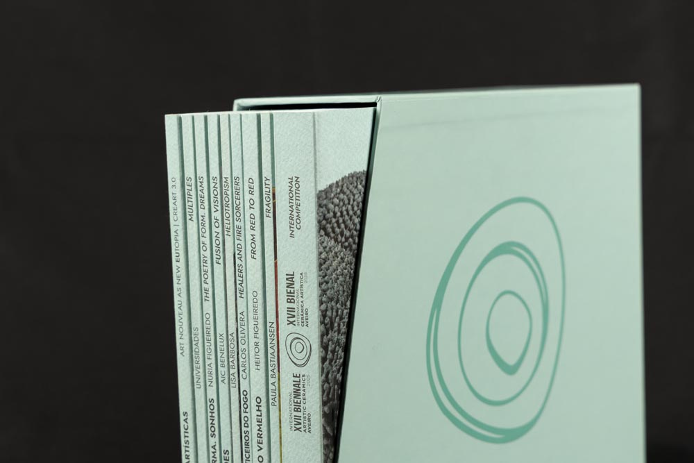 Exxa Design Studio design conjunto de catálogos em caixa exposições Bienal Internacional de Cerâmica Artística – 1